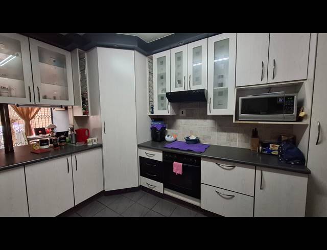 3 BEDROOM TOWNHOUSE FOR SALE IN FLORA GARDENS